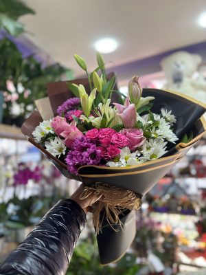 Premium Karışık Çiçek Buketi – Gül, Lilyum ve Papatya