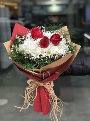 3 Kırmızı Gül ve Papatya Buketi – Romantik Çiçek