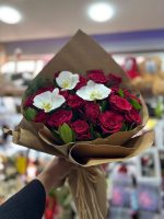 Kırmızı Gül ve Beyaz Orkide Buketi – Premium Romantik Çiçek