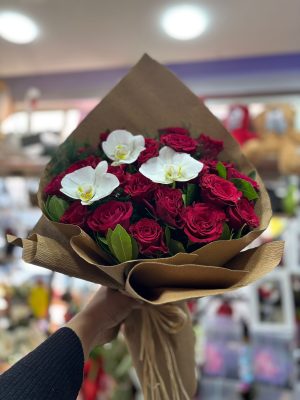 Kırmızı Gül ve Beyaz Orkide Buketi – Premium Romantik Çiçek