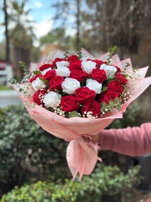 Kırmızı ve Beyaz Gül Buketi – Romantik Premium Çiçek
