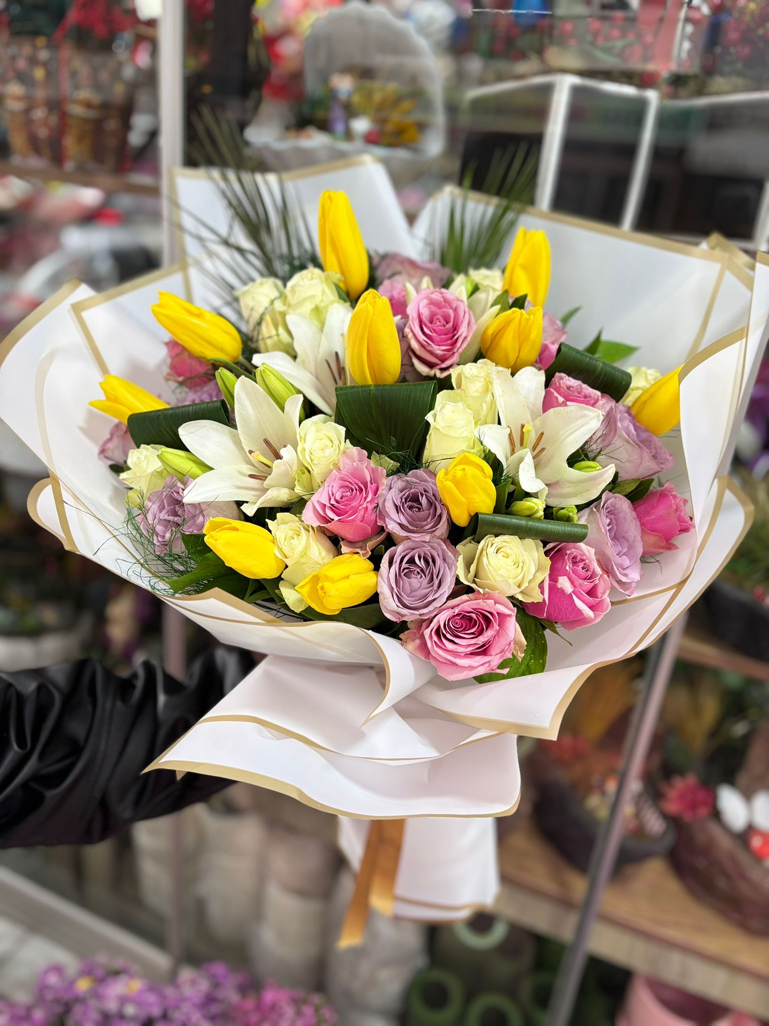 Lale, Lilyum ve Gül Buketi – Premium Karışık Çiçek Aranjmanı