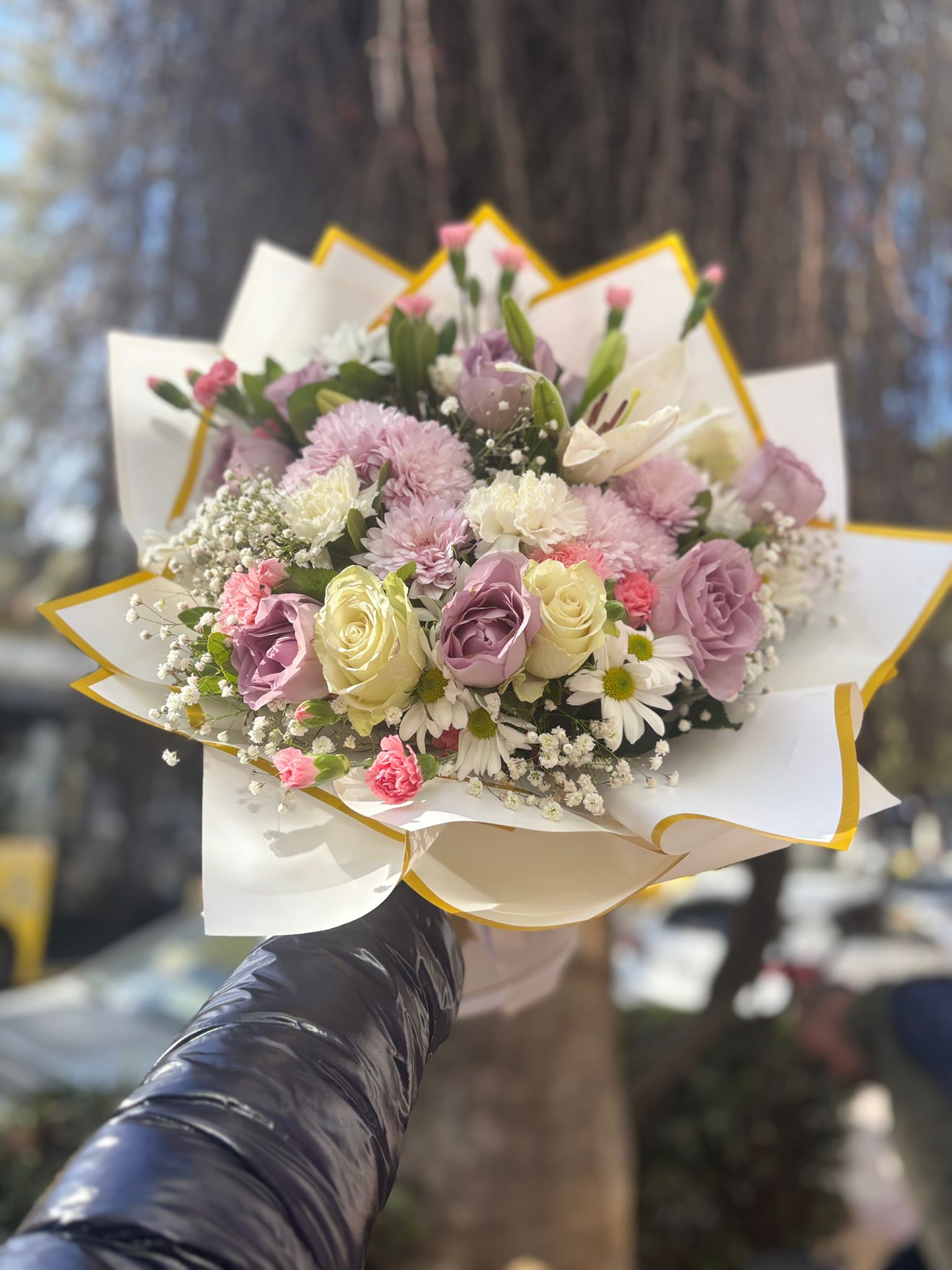 Pastel Gül ve Papatya Buketi – Zarif Karışık Çiçek