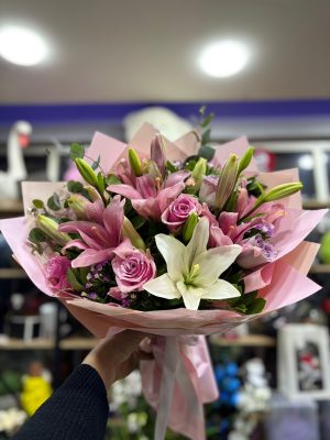 Pembe Lilyum ve Gül Buketi – Romantik Çiçek Aranjmanı