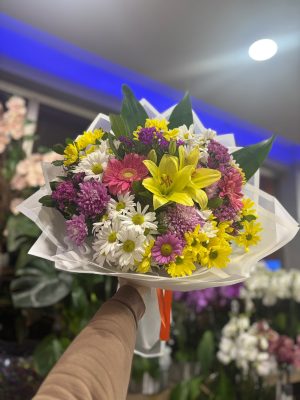 Renkli Papatya ve Lilyum Buketi – Enerjik Karışık Çiçek