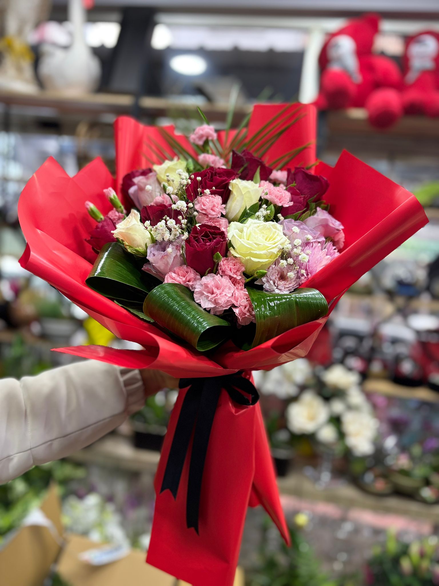 Romantik Gül Buketi – Kırmızı ve Pastel Tonlu Çiçek Aranjmanı