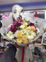 Romantik Karışık Çiçek Buketi – Gül, Lilyum ve Papatya